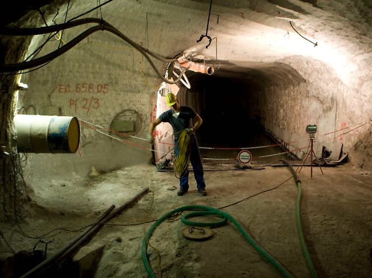 Seit Jahren dringt Wasser in das ehemalige Salzbergwerk ein - täglich etwa zwölf Kubikmeter.