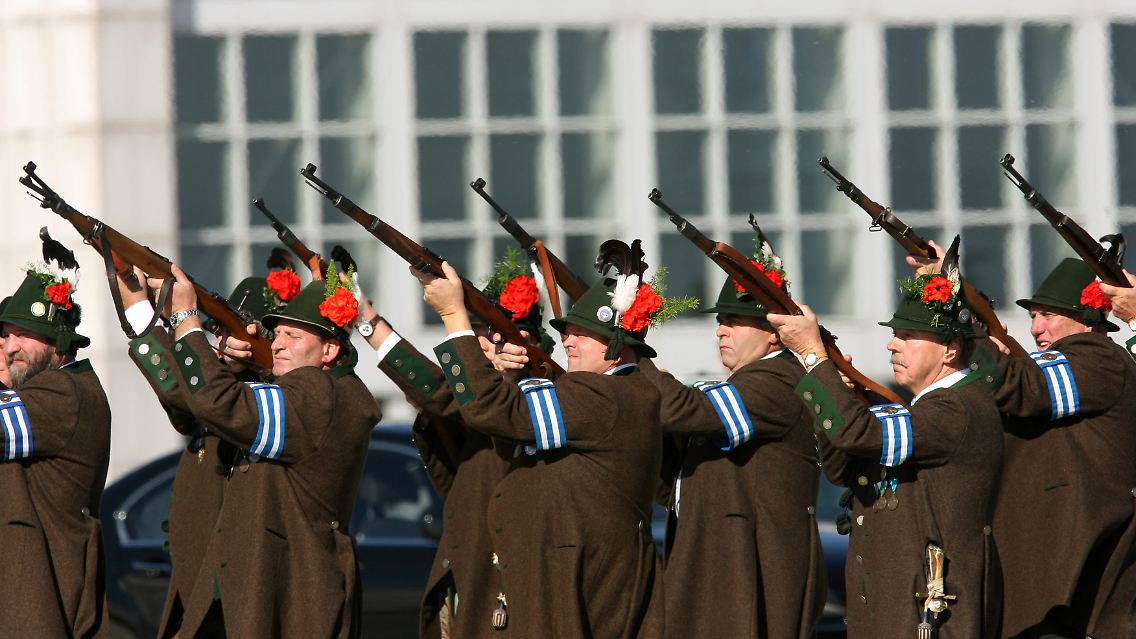 Böllerschützen in Stellung: Salutschüsse zum Empfang des Papstes in Bayern.
