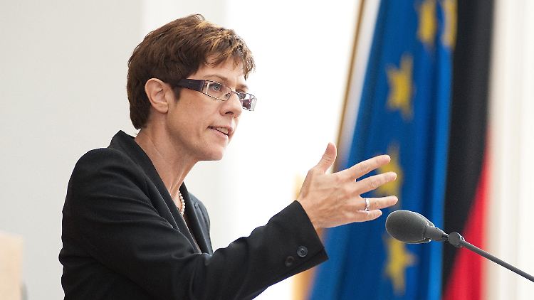 Kramp-Karrenbauer hält im Landtag ihre Regierungserklärung.