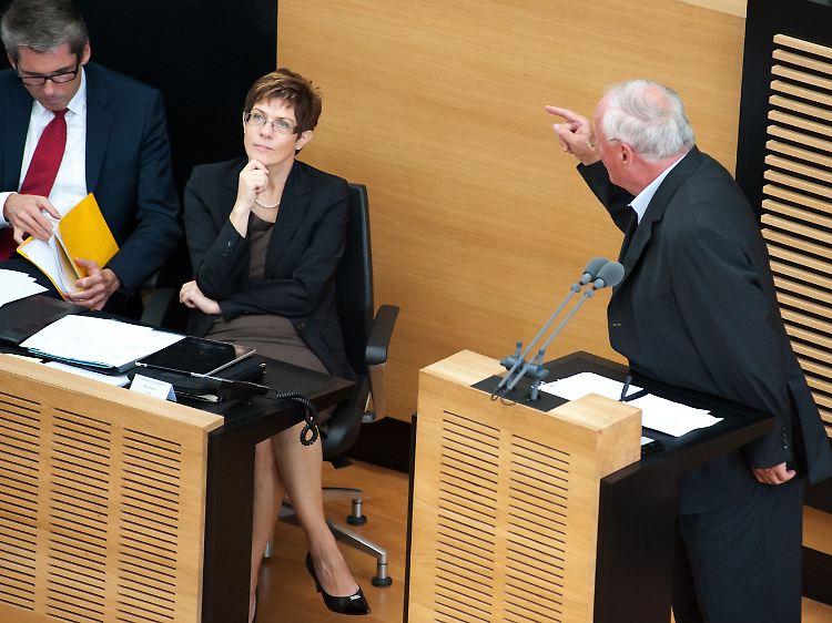 Und sie musste sich mit der Meinung von Linke-Fraktionschef Oskar Lafontaine auseinandersetzen.