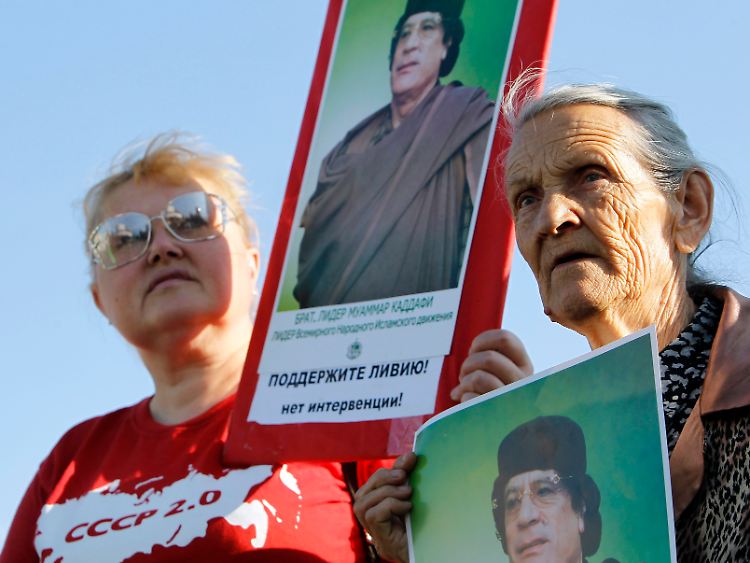 Sie halten noch zu Gaddafi: Zwei Russinnen zeigen in Moskau Solidarität mit dem Diktator.