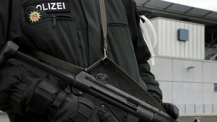 Im November 2010 hatte der damalige Bundesinnenminister Thomas de Maizière eine Terrorwarnung erlassen. Die Sicherheitsvorkehrungen wurden erhöht.