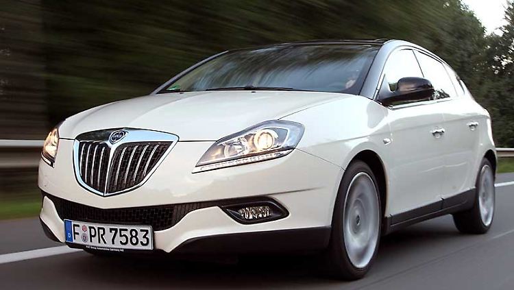 Markante Front: Mit LED-Tagfahrlicht und auffälligem Kühlergrill macht der Lancia Delta optisch was her.