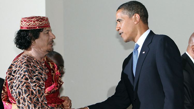 Obama begrüßt den "strategischen Partner" Gaddafi am Rande des G8-Gipfels in L'Aquila 2009.