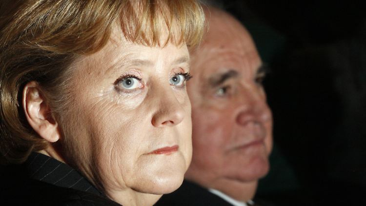 Bundeskanzlerin Merkel und Altbundeskanzler Kohl beim Empfang anlässlich des 70. Geburtstages von DRK-Präsident Seiters am 25. Oktober 2007.