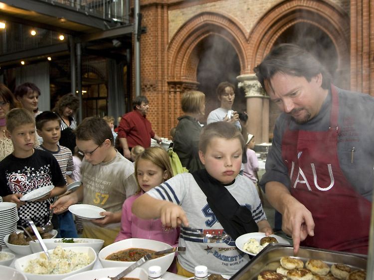 Kolja Kleeberg kocht schon mal in der Heilig-Kreuz-Kirche in Berlin für Kinder und Familien, die sich Restaurantbesuche nicht leisten können.