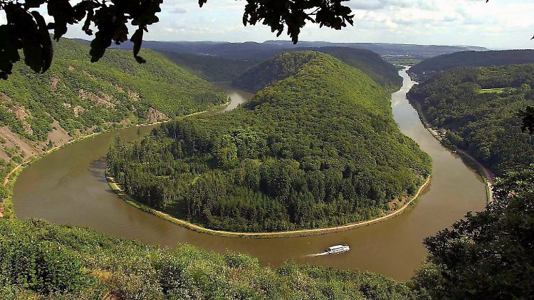 Schönes Saarland: Von der "Cloef" (niederdeutsch für Klippe), rund 130 Meter über dem Talgrund gelegen, bietet sich ein einzigartiger Blick auf die Saarschleife bei Mettlach.