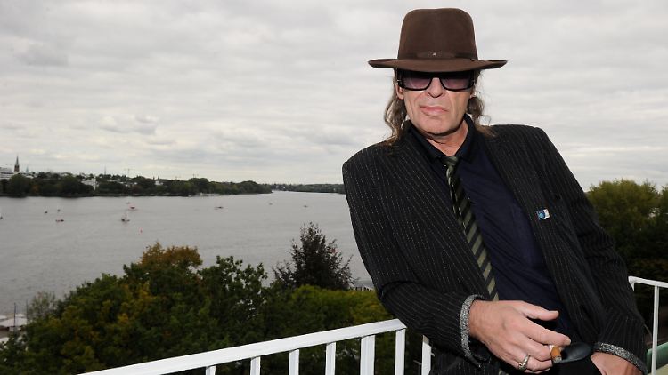 Eine schöne Aussicht hat er aber: Udo Lindenberg in Hamburg auf dem Balkon seines Zimmers im Hotel Atlantik.
