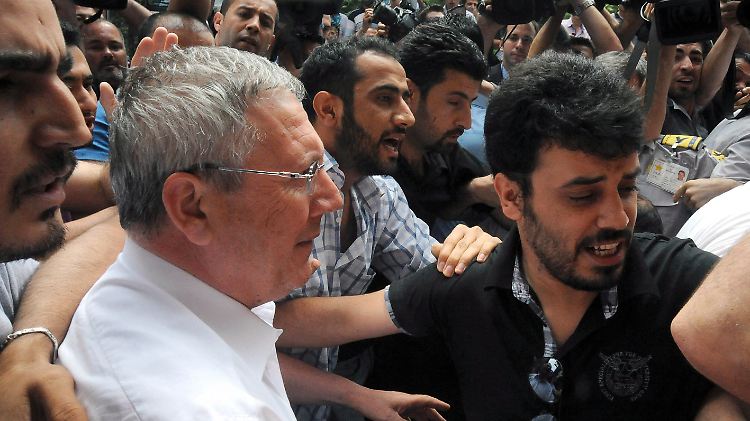 Fenerbahces Klubchef Aziz Yildirim, links, wurde in verhaftet.