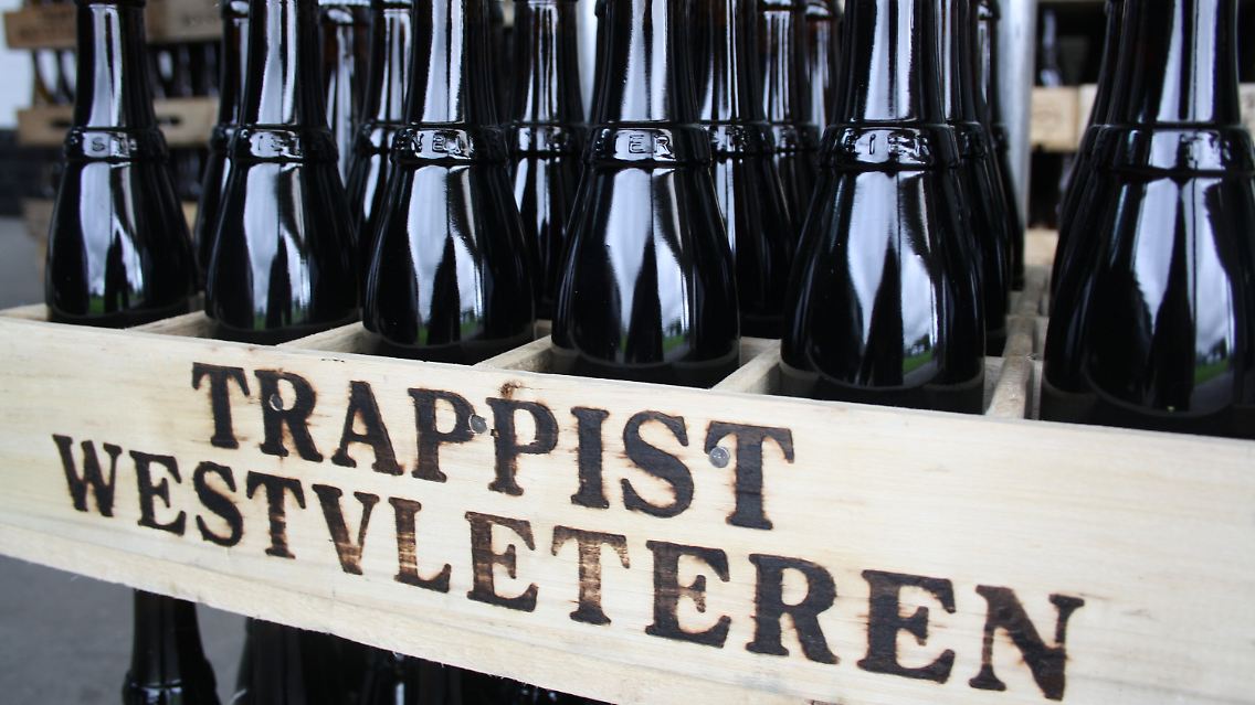 Das Belgische Trappistenbier Westvleteren, von den Trappistenmönchen in der Abtei Sankt Sixtus gebraut, wird ausschließlich vor Ort im Kloster verkauft.