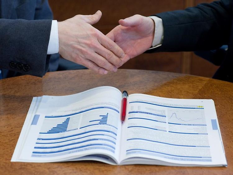 Zielkonflikt: Kunde und Finanzberater haben unterschiedliche Vorstellungen: Der eine will beraten werden, der andere Geld verdienen. Ein Beratungsprotokoll soll Abhilfe schaffen.