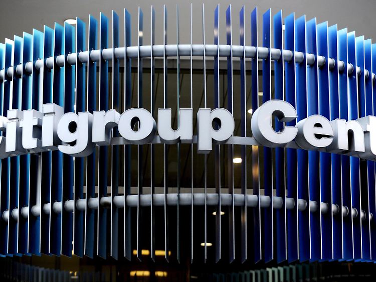 Mit dem Verkauf erspart sich die Citigroup weitere Kritik an der Vergütung des für Phibro tätigen Star-Händlers Hall, der in diesem Jahr bis zu 100 Mio. US-Dollar verdienen könnte.