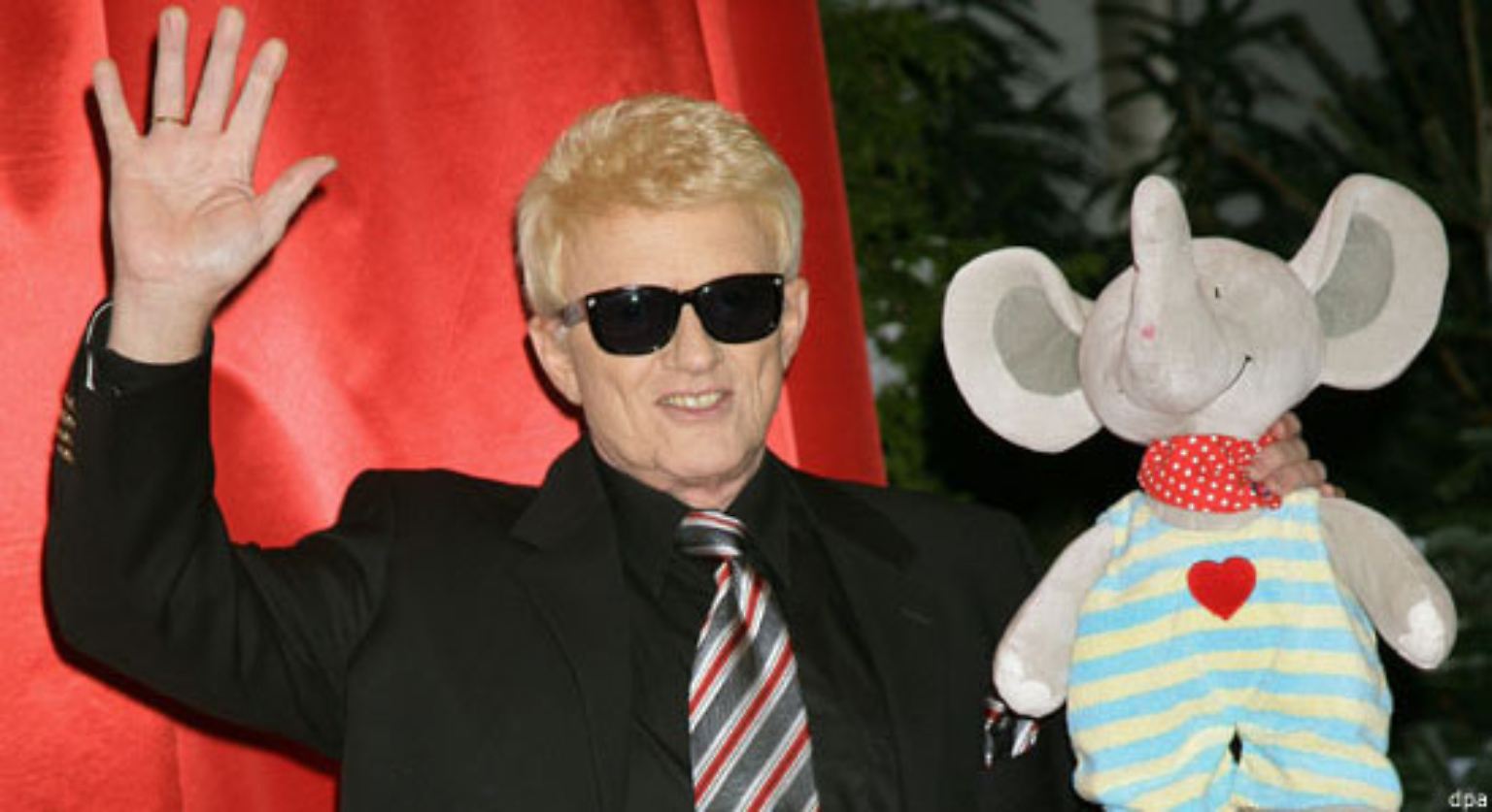Ihn erkennt man sofort: Blondes Haar, schwarze Sonnenbrille - das ist Heino.