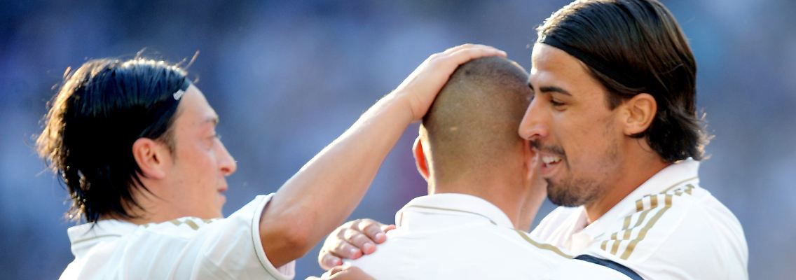 Madrilenen unter sich: Mesut Özil, links, kann für Deutschland spielen, Sami Khedira fällt verletzt aus. Ebenfalls nicht im Kader von Joachim Löw steht der Mann in der Mitte, obwohl die DFB-Elf den Stürmer gut gebrauchen könnte. Aber Karim Benzema ist Franzose.