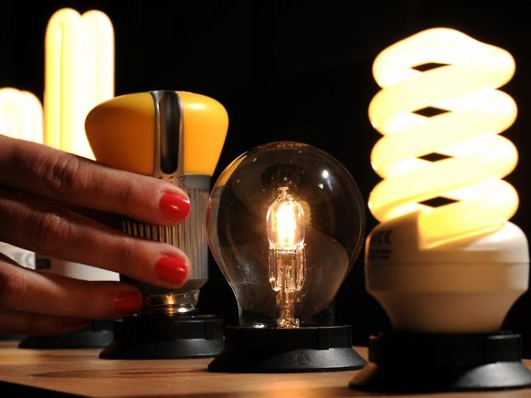 Die Halogenlampe (Mitte) kommt der klassischen Glühlampe optisch am nächsten.