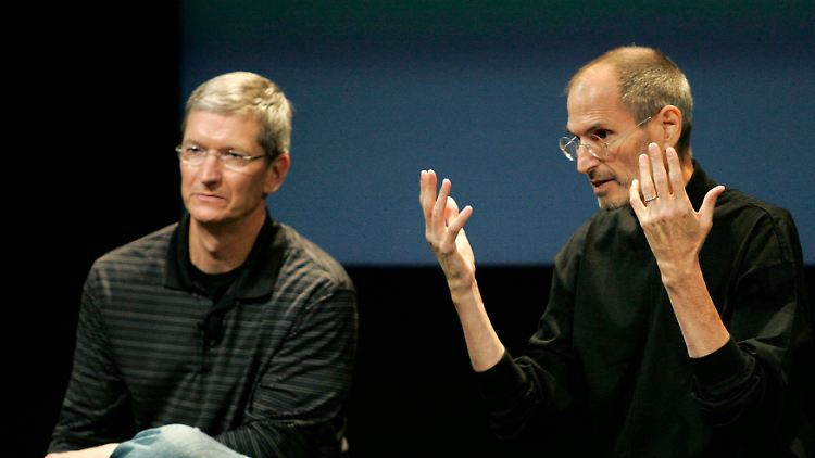 "Du musst das jetzt machen", scheint Apple-Gründer Steve Jobs (r.) dem neuen Apple-Chef Tim Cook mit dieser Geste sagen zu wollen. (Archivbild)