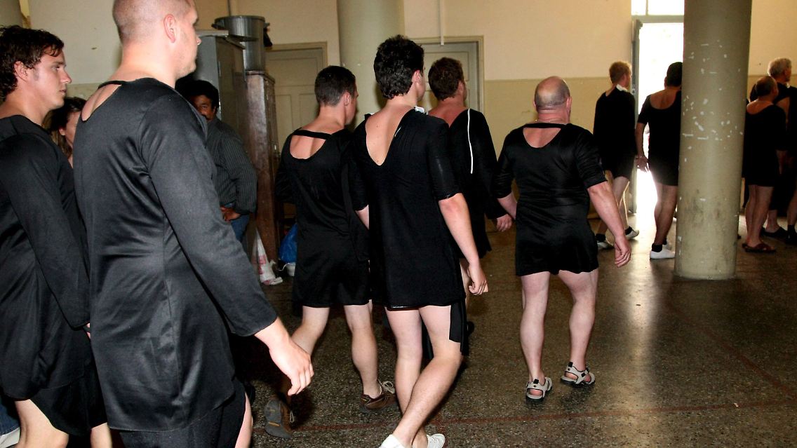 Britische Touristen auf Kreta - sie wurden verhaftet, weil sie ein "öffentliches Ärgernis" waren. Sie hatten kurze schwarze Kleider angezogen, um Nonnen aufzuziehen, was nicht gut ankam.