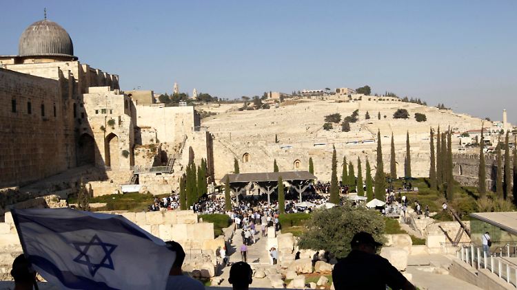 Links die Al-Aksa-Moschee, rechts Beck und seine Anhänger. In Israel ist alles möglich.