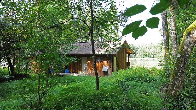 Die Hütte des Fischereivereins an einem Weiher bei Weil im Schönbuch - hier wurde die Leiche von Tobias D. gefunden.