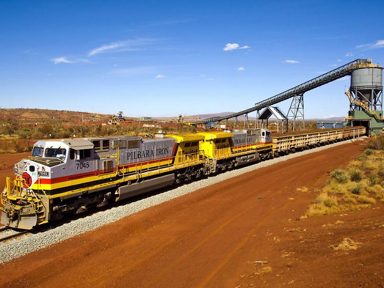Ein Eisenerzzug von Rio Tinto in Westaustralien.