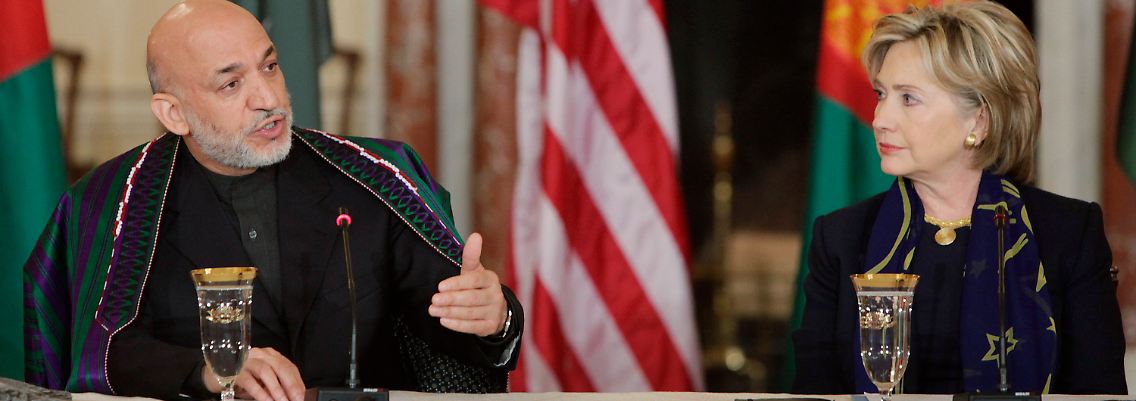 US-Außenministerin Clinton nähert sich der Position des afghanischen Präsidenten Karsai an.