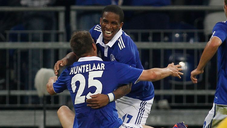 Jefferson Farfan bejubelt mit Klaas-Jan Huntelaar eines von vier Toren des niederländischen Stürmers.