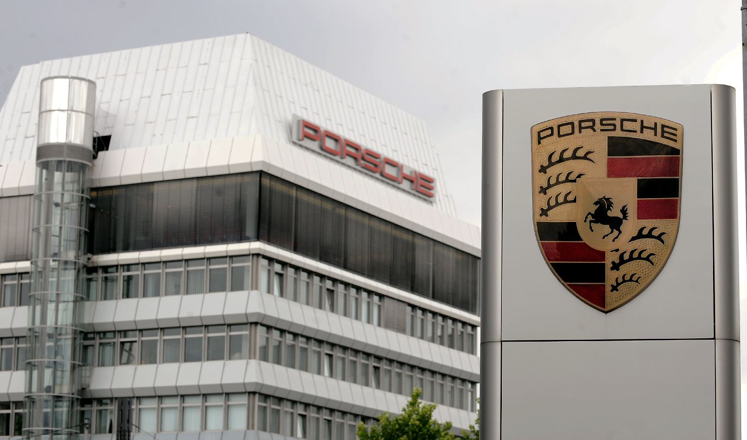 Vorhang auf in Baden-Württemberg: Hier, im Stuttgarter Stadtteil Zuffenhausen, steht die Zentrale des Sportwagenherstellers Porsche.