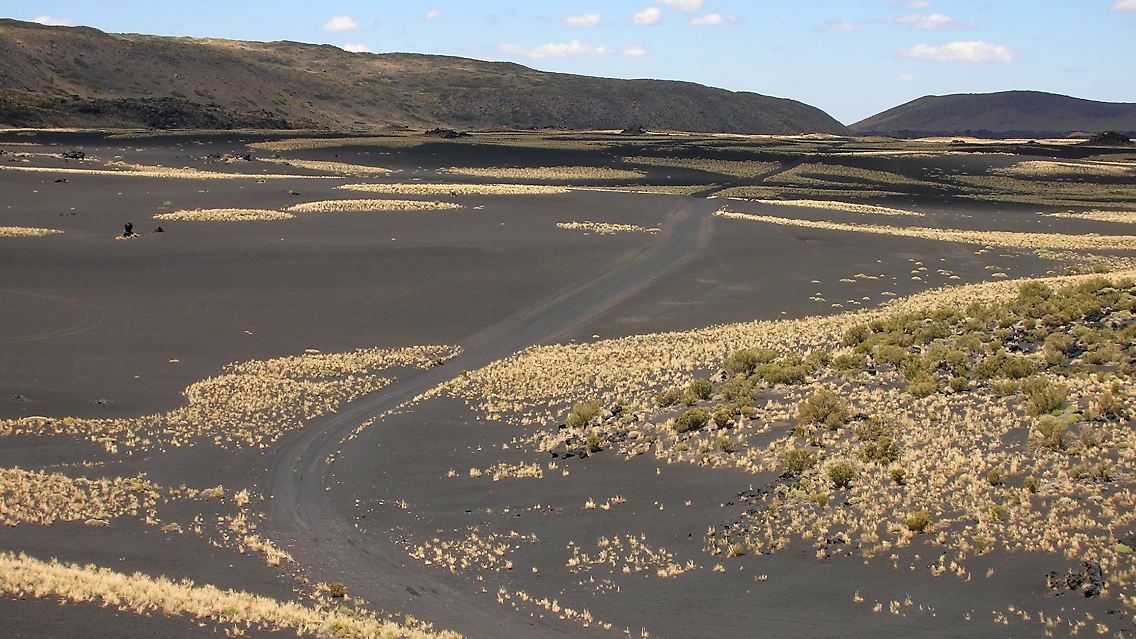 In der schwarzen Wüste haben die Ströme der Lava unregelmäßige Trassen zwischen den teils kegelförmigen, teils breiten und offenen Vulkanen gebildet.