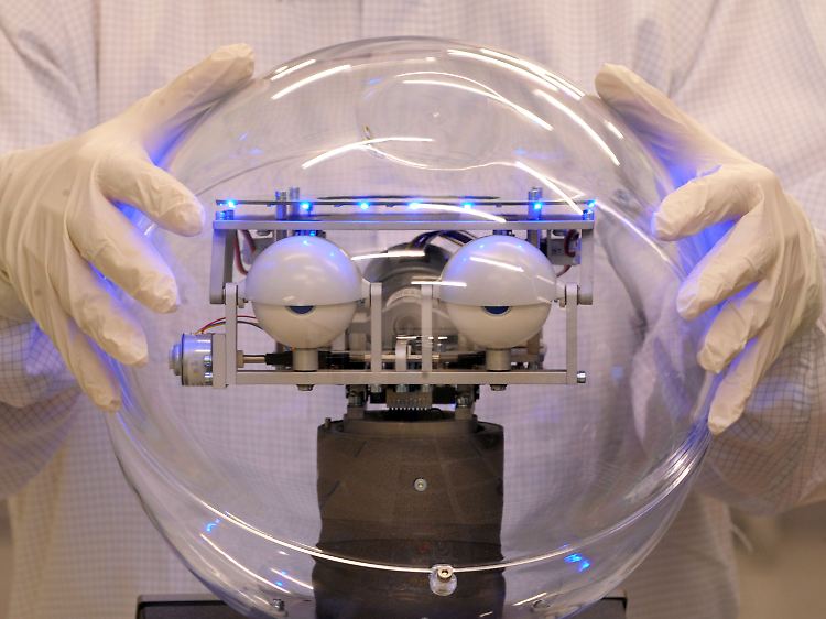 Der Roboter mit dem Namen "I2D2s" bekommt in einem Reinraum von Infineon Streicheleinheiten.