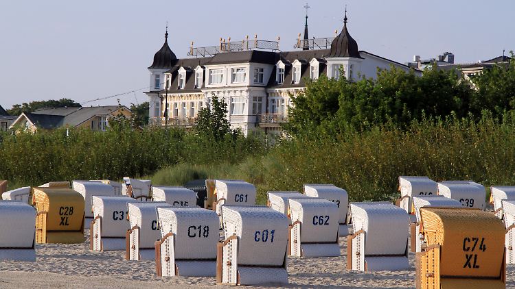 Vorne Strandkorb, hinten Prachtvilla - auf Usedom passt das an vielen Stellen gut zusammen.