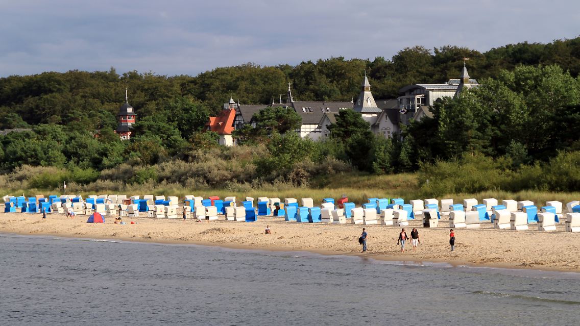 Breit, lang und mit vielem hellen Sand - der Strand von Zinnowitz hat Platz für etliche Strandkörbe.