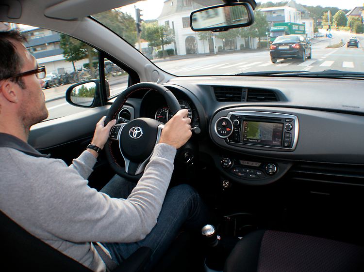 Das Cockpit ist fahrerorientiert und mit mehr horizontalen Elementen gestaltet.