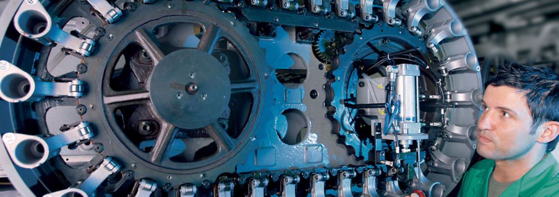 Montage eines Werkzeugmagazins des Vertikal-Bearbeitungszentrums DMC 835 V bei Gildemeister in Bielefeld.