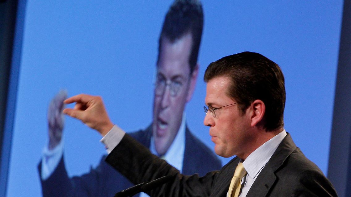 Seehofer wünscht sich mehr Leute wie Guttenberg.