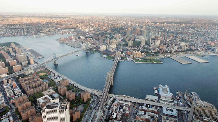New York und East River.