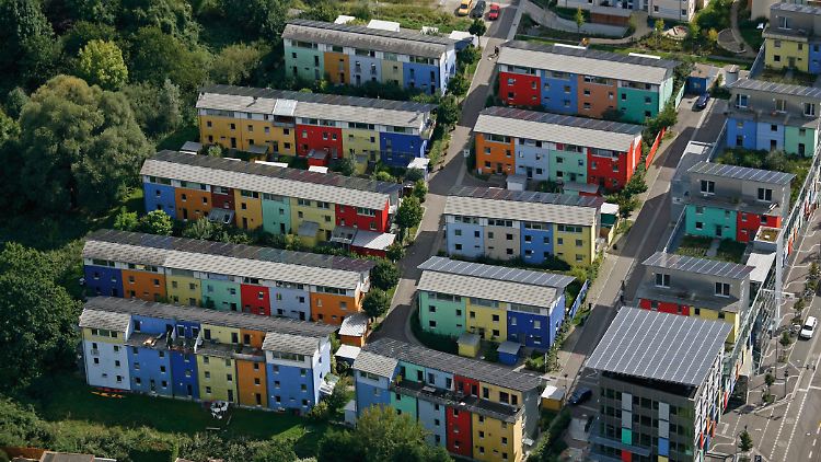 Die Solarsiedlung am Schlierberg in Freiburg produziert mehr Energie als sie selbst verbraucht.