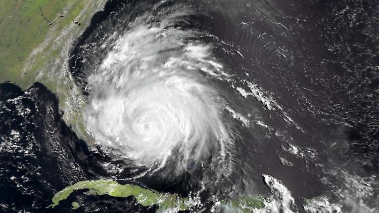 Das Satellitenfoto vom 25. August zeigt den Hurrikan "Irene" über den Bahamas.