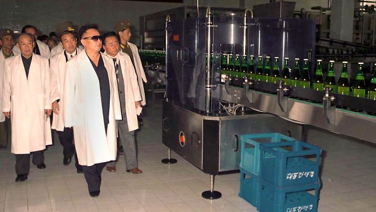 Kim Jong Il beim Besuch der Taedong-Brauerei in Pjöngjang. (Bild von 2002)