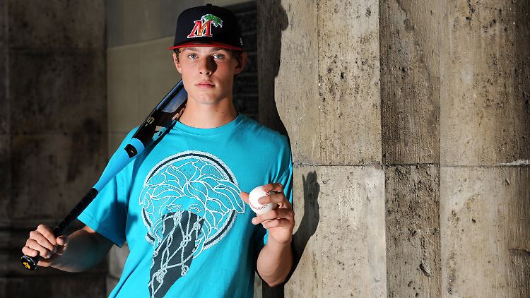 Das deutsche Baseball-Talent Max Kepler-Rozycki hat einen Profi-Vertrag in den USA unterschrieben.