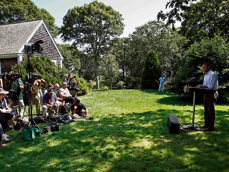 Obama in Martha's Vineyard vor Journalisten.