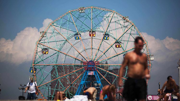 Noch ist "Irene" nur eine Drohkulisse: Auf Coney Islands genießen die New Yorker die Sonne.