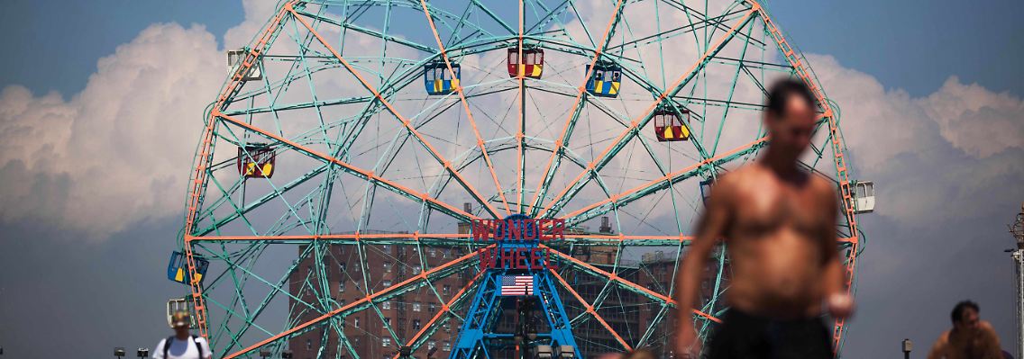 Noch ist "Irene" nur eine Drohkulisse: Auf Coney Islands genießen die New Yorker die Sonne.