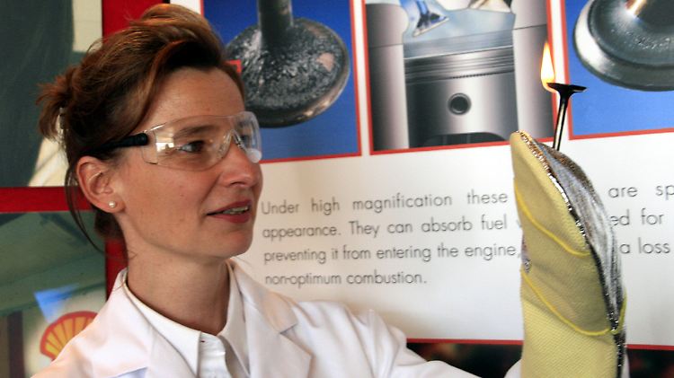 Andrea Schütze arbeitet in der Kraftstoffentwicklung bei Shell. Die Chemikerin ist Expertin für das Superbenzin V-Power.