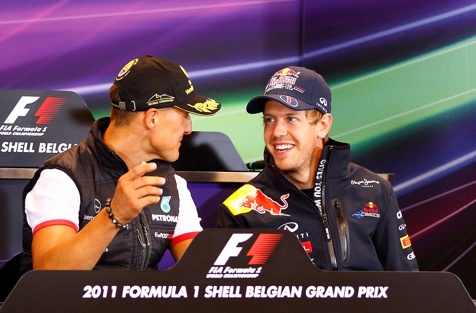 Seit seinem Comeback vor zwei Jahren passiert wenig Aufregendes im Fahrerleben des Michael Schumacher. Doch der Grand-Prix von Belgien in Spa ist für den Rekordweltmeister ein emotionaler Höhepunkt. Der amtierende Titelträger Sebastian Vettel ist ganz Ohr, was ihm Schumi zu berichten hat. 