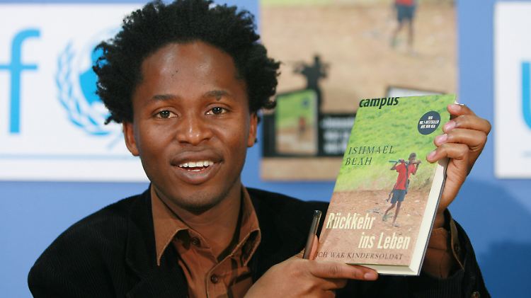 Der ehemalige Kindersoldat Ishmael Beah aus Sierra Leone zeigt in Berlin sein Buch "Rückkehr ins Leben - Ich war Kindersoldat".