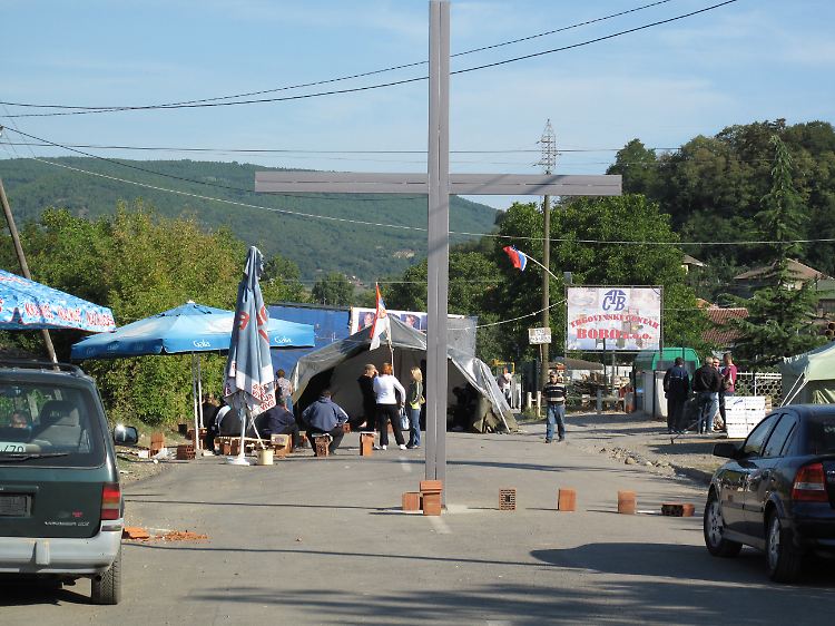 Eine von Serben errichtete Barrikade unweit des nordkosovarischen Dorfes Rudare bei Mitrovica (14. August 2011).