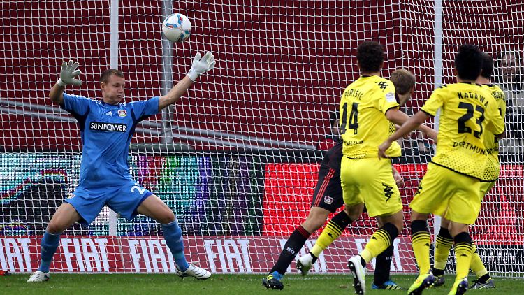 Nicht drin: Bernd Leno lenkte diesen Perisic-Schuss mit einem tollen Reflex über die Latte.
