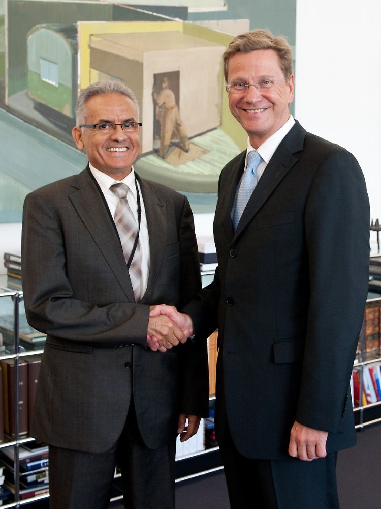 Westerwelle mit dem neuen libyschen Botschafter Ali Masednah Idris al-Kothani. Nach Einschätzung von Experten hat Deutschland auf Grund seiner Haltung viel Kredit in Libyen und der NATO verspielt.