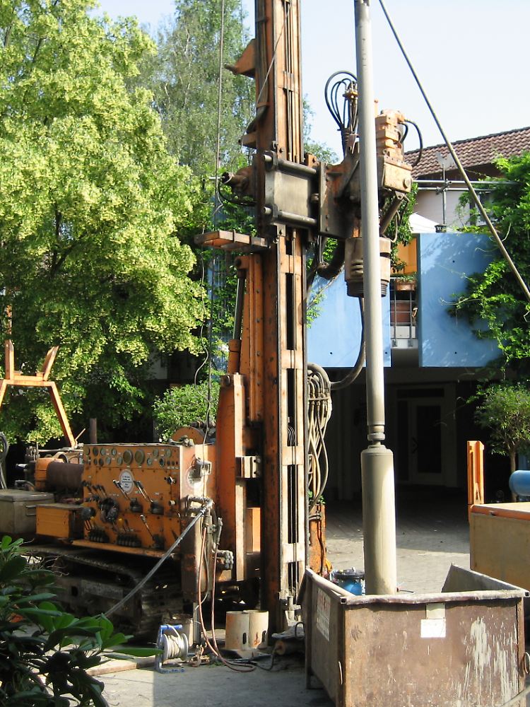 Bohrgerät für eine Erdsonde einer Wärmepumpe.
