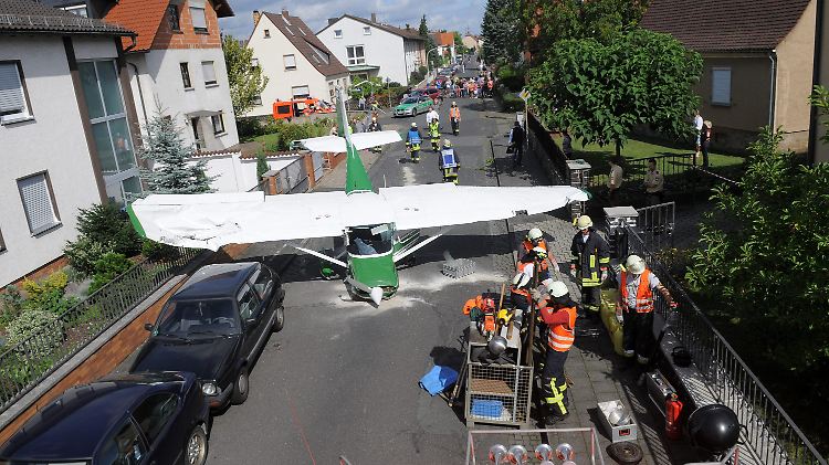Mitten im Wohngebiet musste diese Cessna notlanden. Der Pilot vollbrachte eine echte Meisterleistung. 